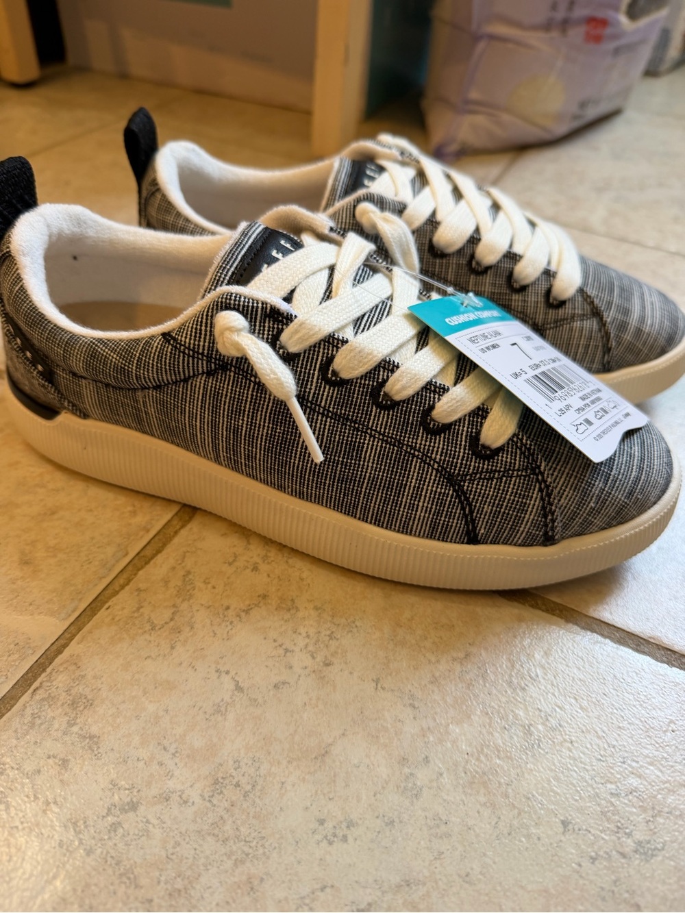 Reef Neptune Alana - Casual Lace-Up Sneakers in Black and White